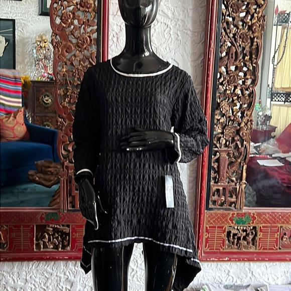 Asymmetrical black tunic with white trim - Picture 1 of 6